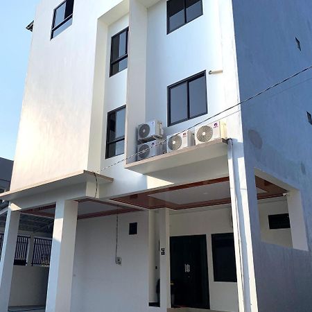 Kusuma Raya Guest House Srondolwetan Luaran gambar
